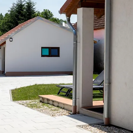Park Apartman Sarrod Exterior photo
