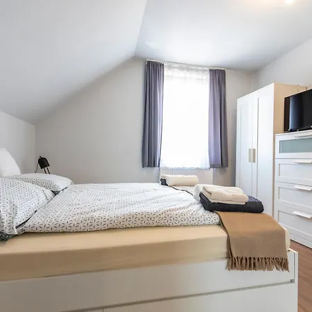 Park Apartman Sarrod Exterior photo