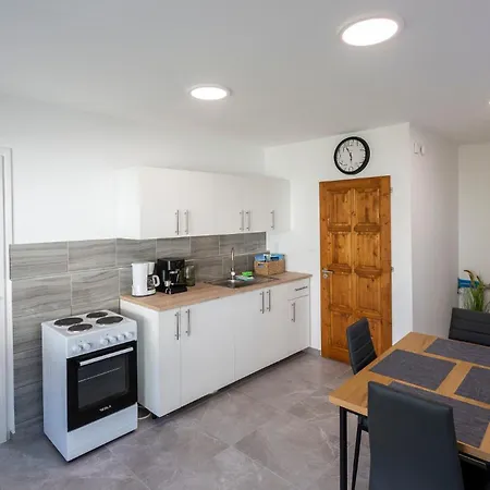 Park Apartman Sarrod Exterior photo
